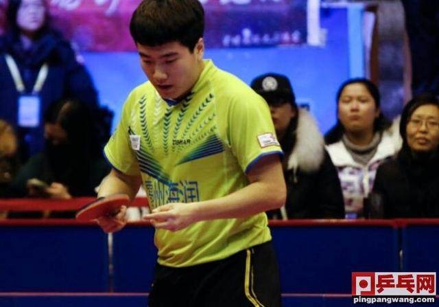 石宇奇21逆转战胜王正行夺中国羽毛球公开赛