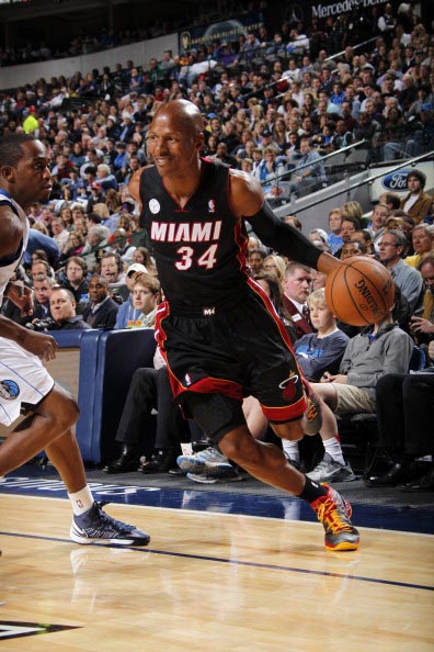 CBA-新疆6分险胜上海伊力福拉提末节连得12分制